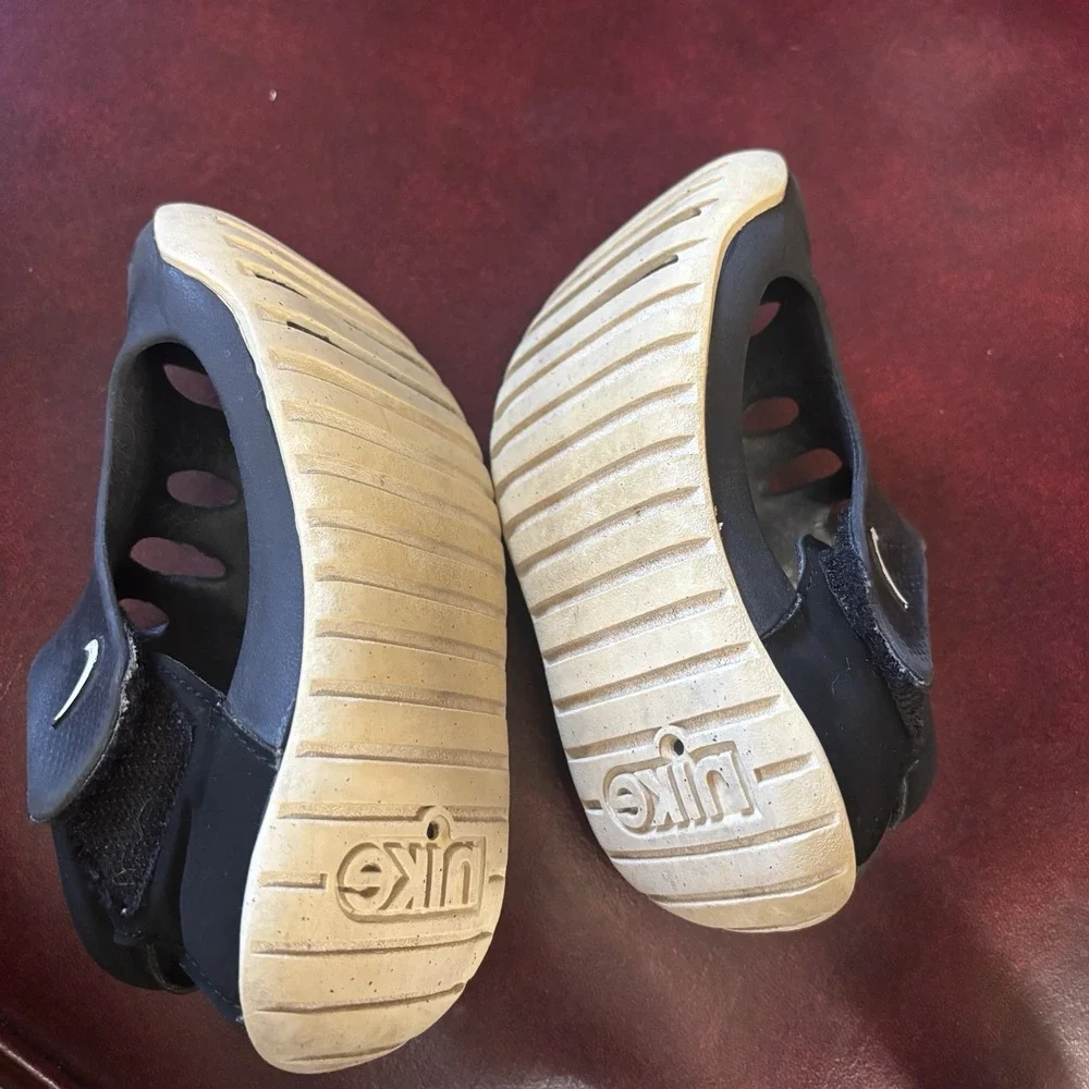 Nike Childs Slip On Croc Style Shoes Strap Closure Size 9 Child Black Play Comfy